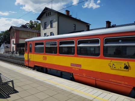 Hradecký motorák alias Šmudla M152.0318 čeká na odjezd v Jaroměři
