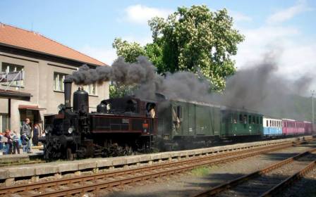 Parní lokomotiva 310.0134 při nostalgické jízdě přijíždí do stanice