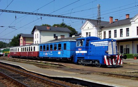Motorový nostalgický vlak s lokomotivou řady T211