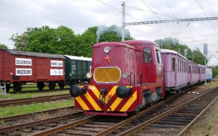 Přesun nostalgického vlaku z muzea na nádraží Jaroměř