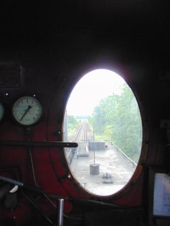 Pohled stojvedoucího v lokomotivě 310.0134