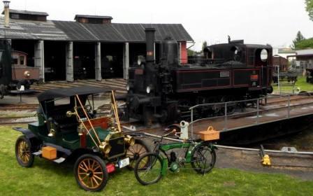 Parní lokomotiva 310.0134 s historickým automobilem a motocyklem