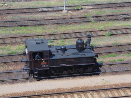 Parní lokomotiva 310.0134 v Hradci Králové přejíždí na druhé konec vlaku