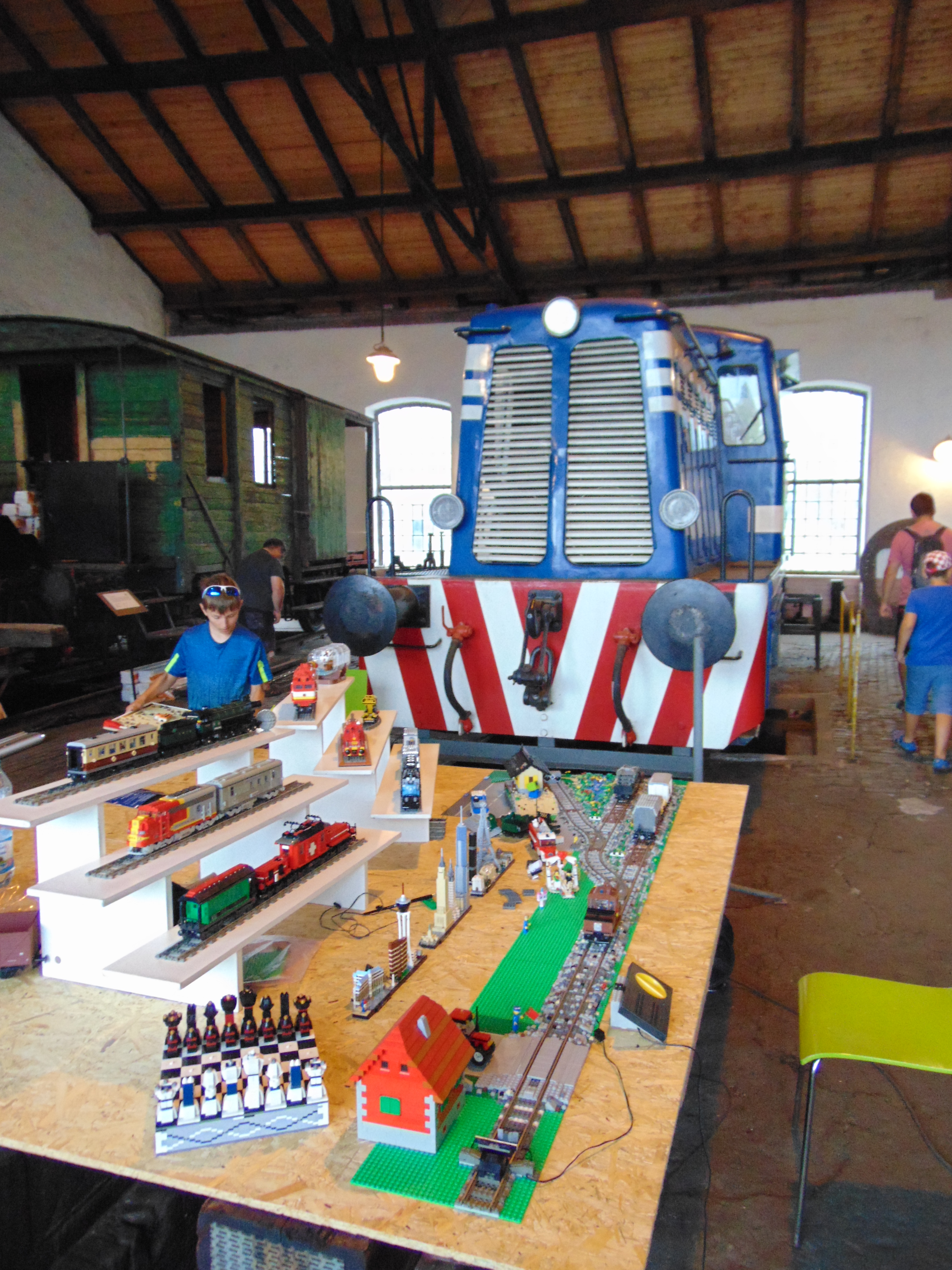 Menší LEGO kolejiště před lokomotivou T211.0066
