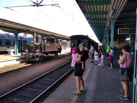 Přesun lokomotivy na druhý konec vlaku v Hradci Králové