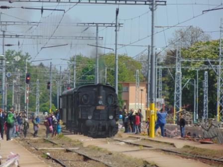 Přijezd parního vlaku do konečné stanice Jaroměř
